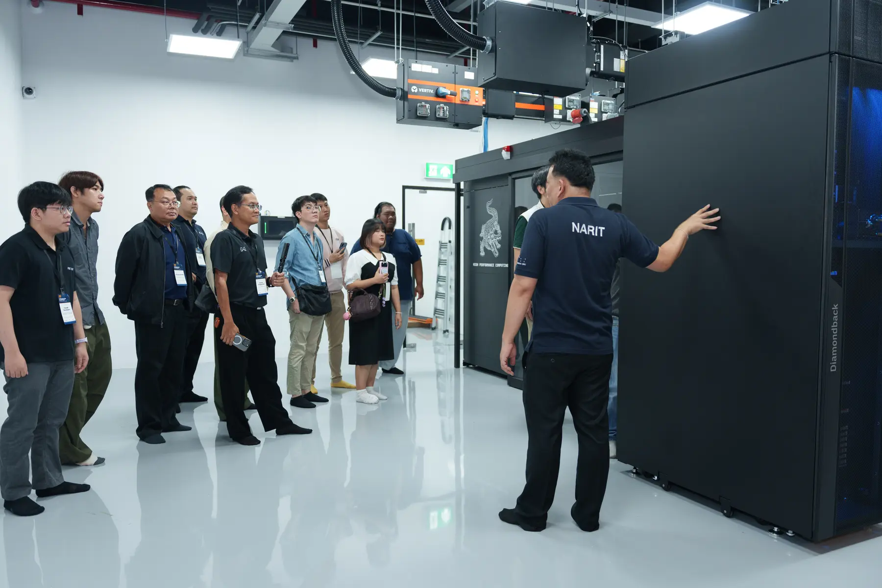 ผู้เข้าร่วมและทีม NARIT ระหว่างเยี่ยมชมระบบ HPC